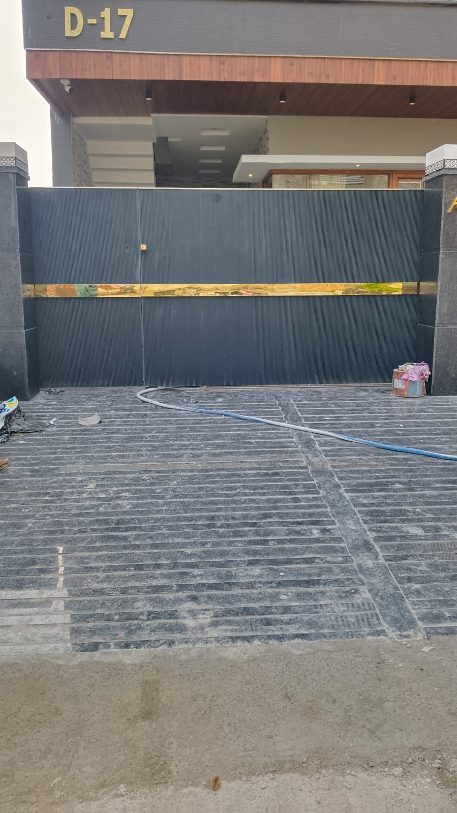 Modern steel gate fabricated by Laadla Steels